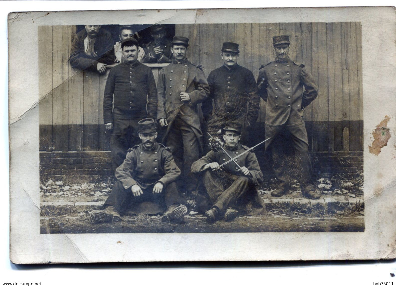 Carte Photo De Sous-officiers Francais Dont Un Avec Des Baïonnette Devant Leurs Baraquement Vers 1910 - Guerra, Militari