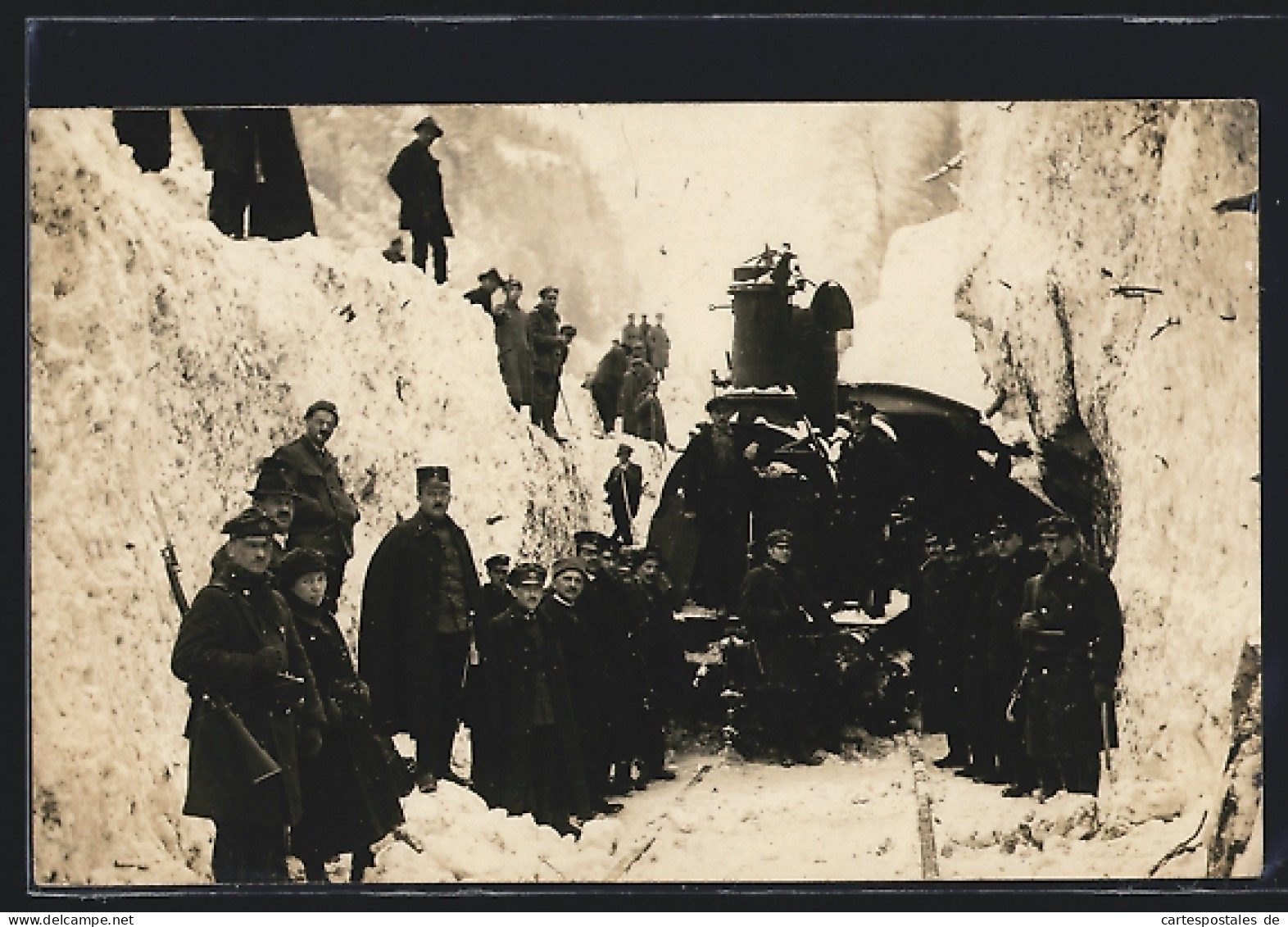 Foto-AK Hieflau, Uniformierte Männer Vor Der Schneebedeckten Eisenbahn, Eisenbahnkatastrophe  - Other & Unclassified