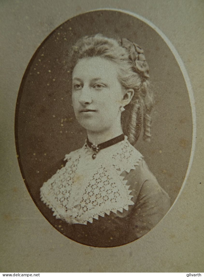 Photo CDV Disderi  Paris  Portrait Jeune Femme Grand Col En Dentelle  Coiffure Avec Anglaises Sec. Emp. CA 1865-70- L445 - Alte (vor 1900)