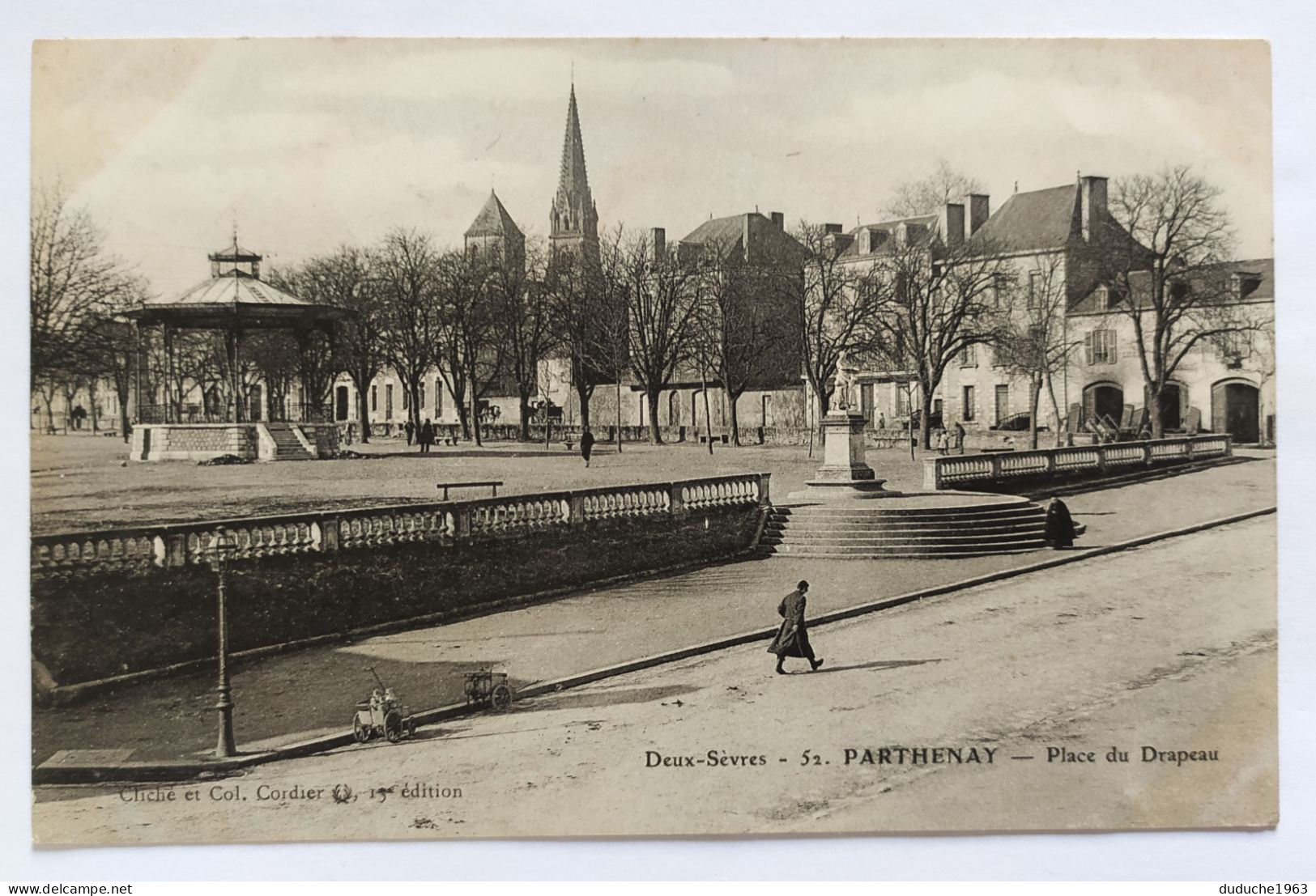 CPA - 79.Parthenay. Place Du Drapeau - Parthenay