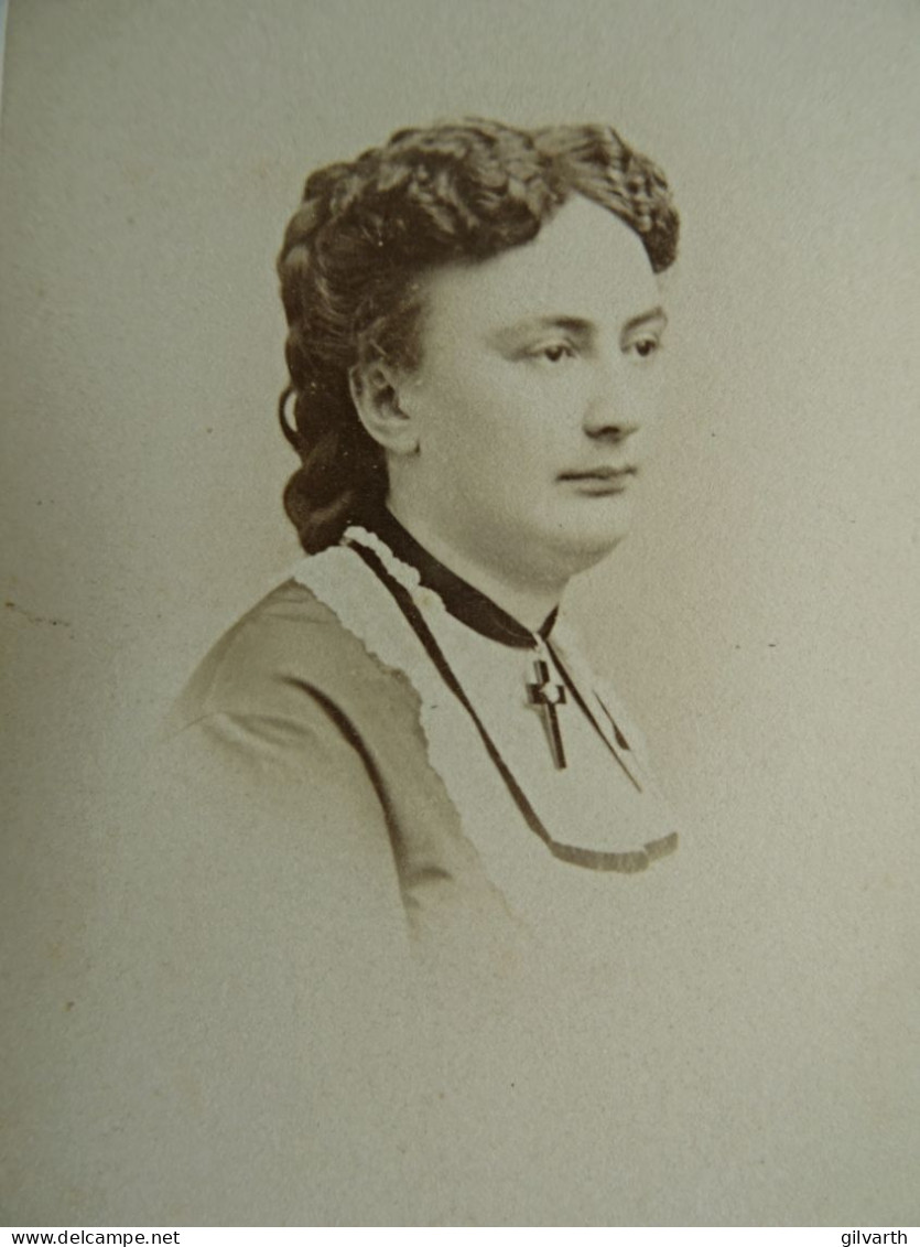 Photo CDV Disderi  Paris  Portrait Jeune Femme Tour De Cou En Velours Avec Une Croix  Sec. Emp. CA 1865-70- L445 - Alte (vor 1900)