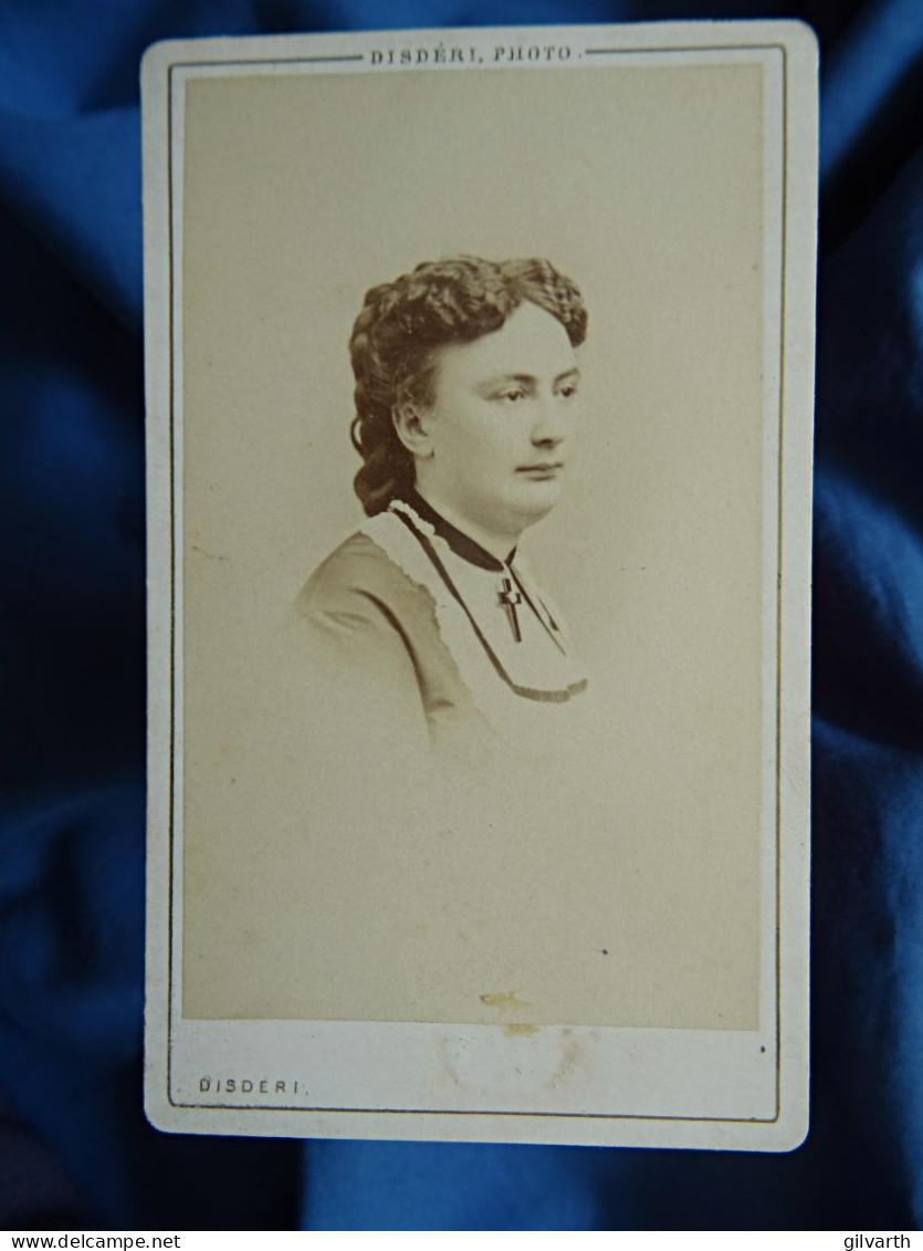 Photo CDV Disderi  Paris  Portrait Jeune Femme Tour De Cou En Velours Avec Une Croix  Sec. Emp. CA 1865-70- L445 - Antiche (ante 1900)
