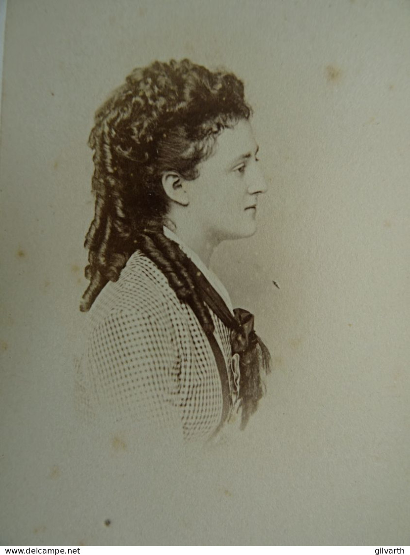 Photo CDV Disderi  Paris Portrait (profil) Jeune Femme  Coiffure à Anglaises  Robe à Carreaux Sec. Emp. CA 1865-70- L445 - Alte (vor 1900)