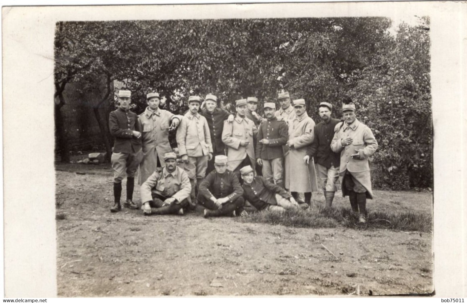 Carte Photo De Sous-officiers Et Soldats Francais Du 166 é Régiment D'infanterie A L'arrière Du Front En 14-18 - Guerra, Militares