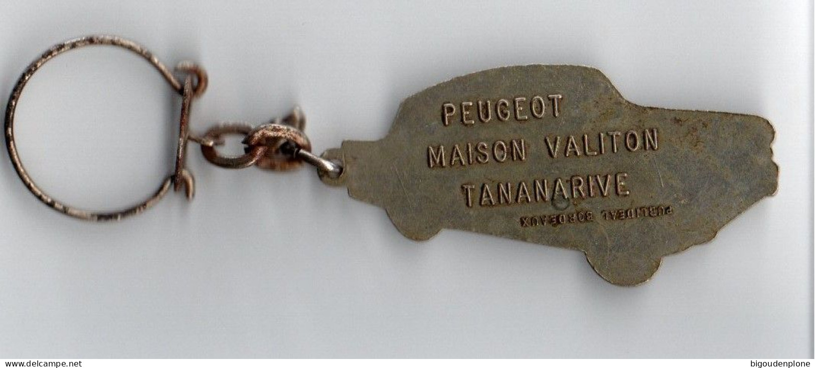 Porte Clé Ancien PEUGEOT Maison VALITON à TANANARIVE (Madagascar) ,une 404 De Représenté - Schlüsselanhänger