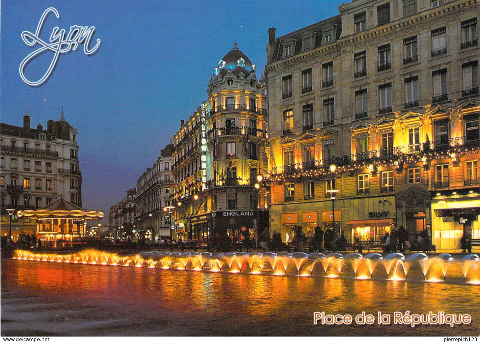 69 - Lyon - La Place De La République Où La Fontaine Intensifie Le Jeu Des Lumières - Vue Nocturne - Lyon 2