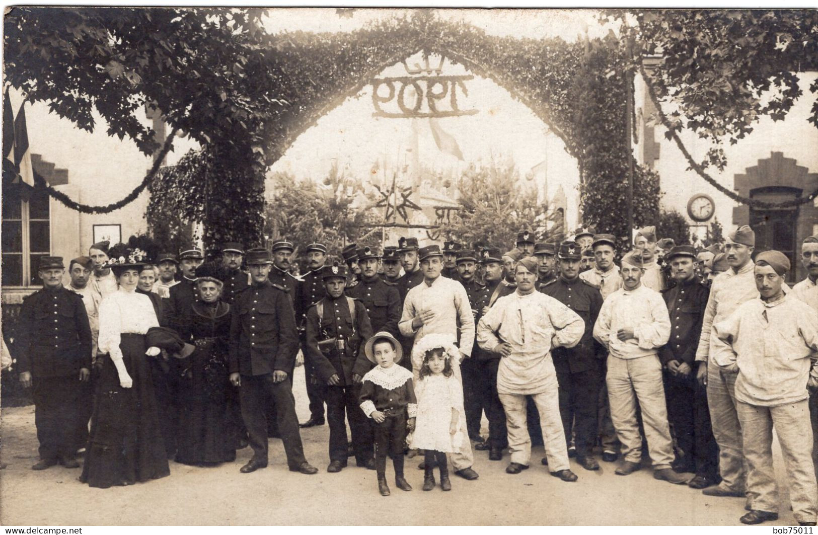 Carte Photo D'officiers De Sous-officiers Et De Soldats Francais  Avec Des Civil Dans Leurs Caserne En 1909 - Guerra, Militares