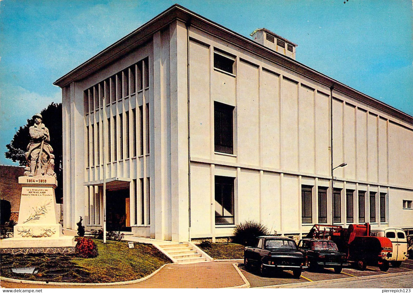 61 - Remalard - Salle Des Fêtes Et Le Monument Aux Morts - Remalard