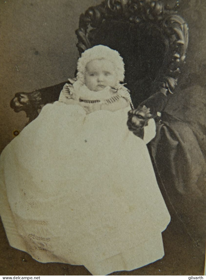 Photo Cdv Anonyme - Bébé (famille Noblesse Allemagne) Circa 1860-65 L437 - Old (before 1900)
