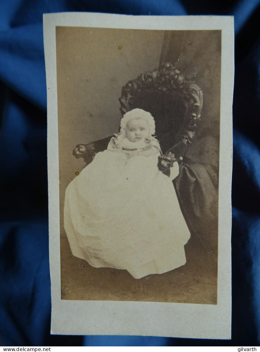 Photo Cdv Anonyme - Bébé (famille Noblesse Allemagne) Circa 1860-65 L437 - Antiche (ante 1900)