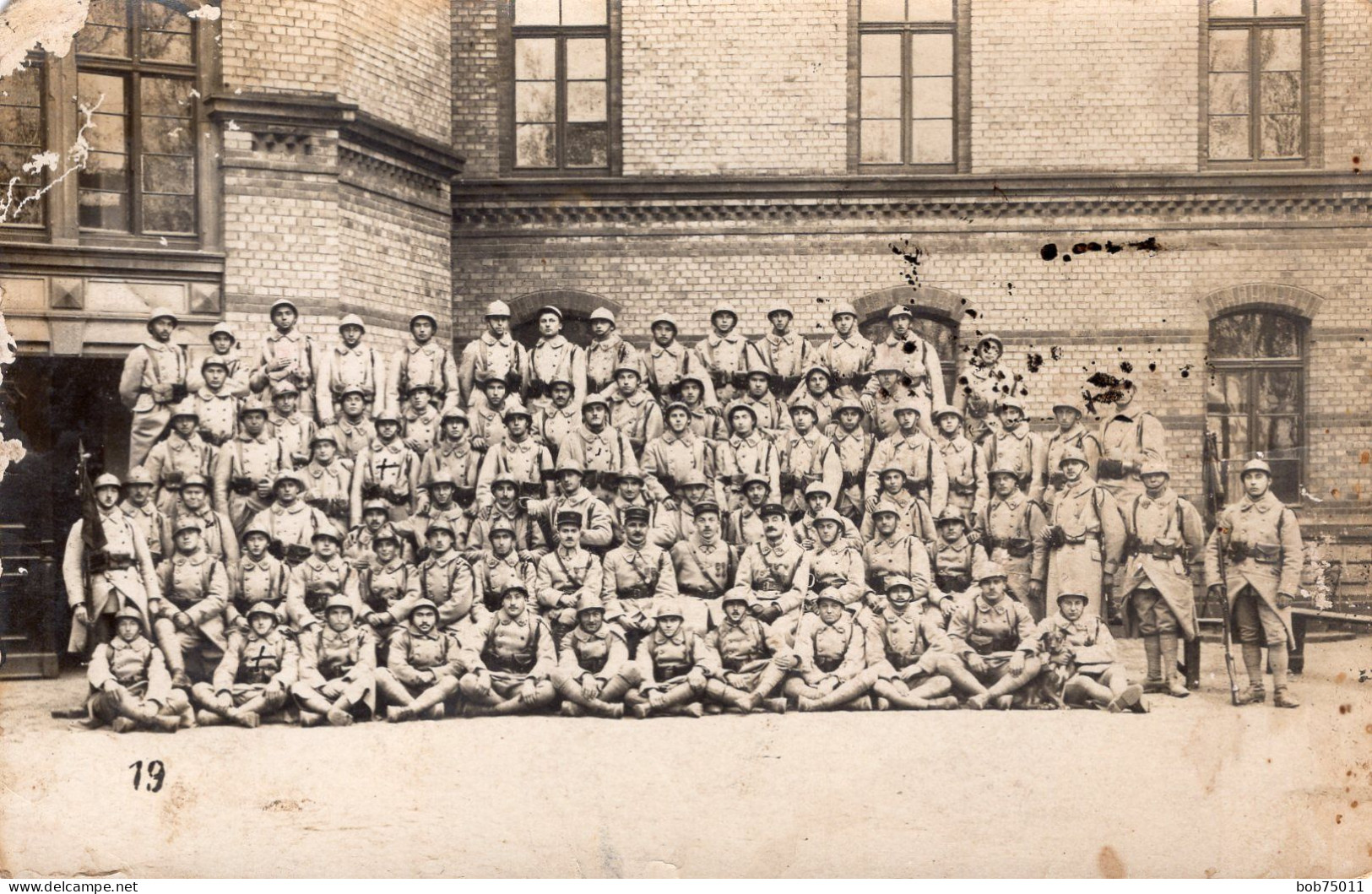 Carte Photo D'une Compagnie De Soldats Francais Avec Un Chien Posant Dans Leurs Caserne Vers 1920 - Oorlog, Militair