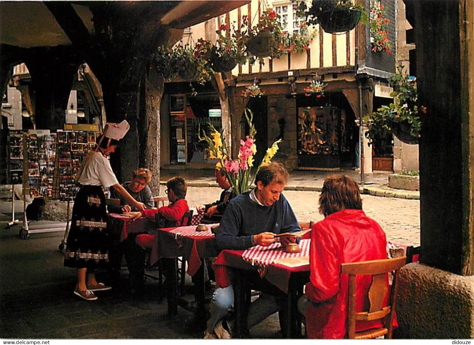 22 - Dinan - La Place De L'Apport - Table De Restaurant - CPM - Voir Scans Recto-Verso - Dinan