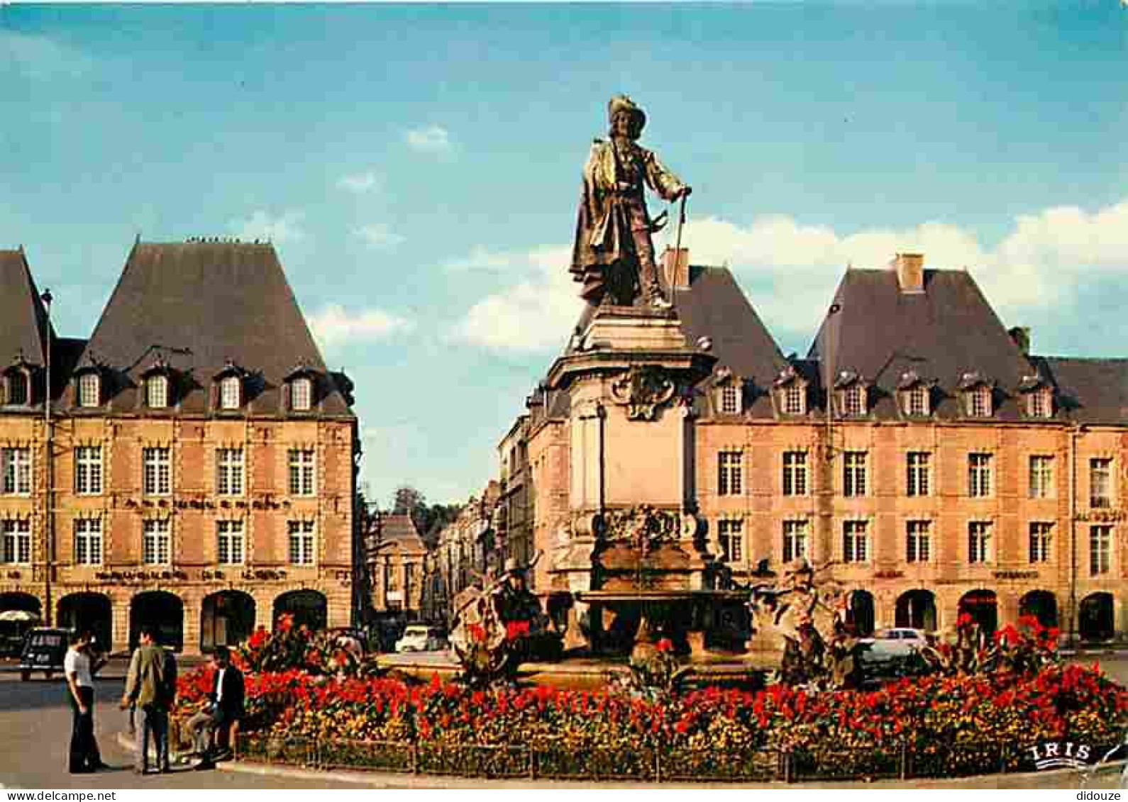 08 - Charleville Mézières - La Place Ducale - La Statue De Charles De Gonzague - Fleurs - CPM - Voir Scans Recto-Verso - Charleville