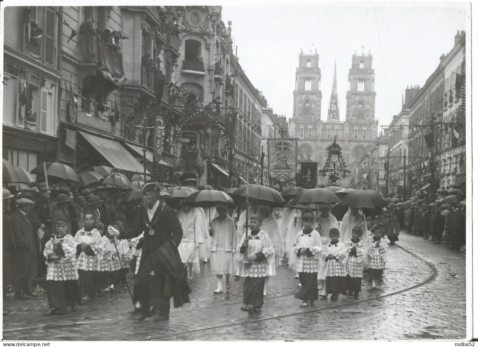 Photo De Presse -  Orléans - Fêtes De Jeanne D'Arc - Le Défilié Religieux Sous La Pluie - Orte