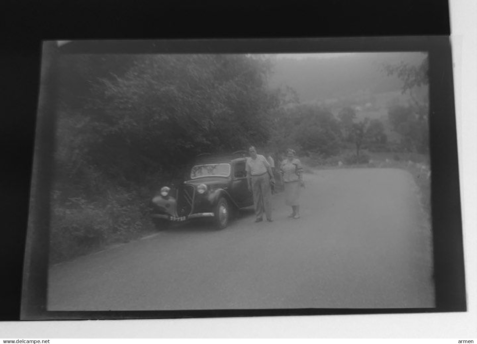 Négatif Film Snapshot Voiture Automobile Cars  Citroën Voiture Garée Sur  La Route De Campagne - Glasdias