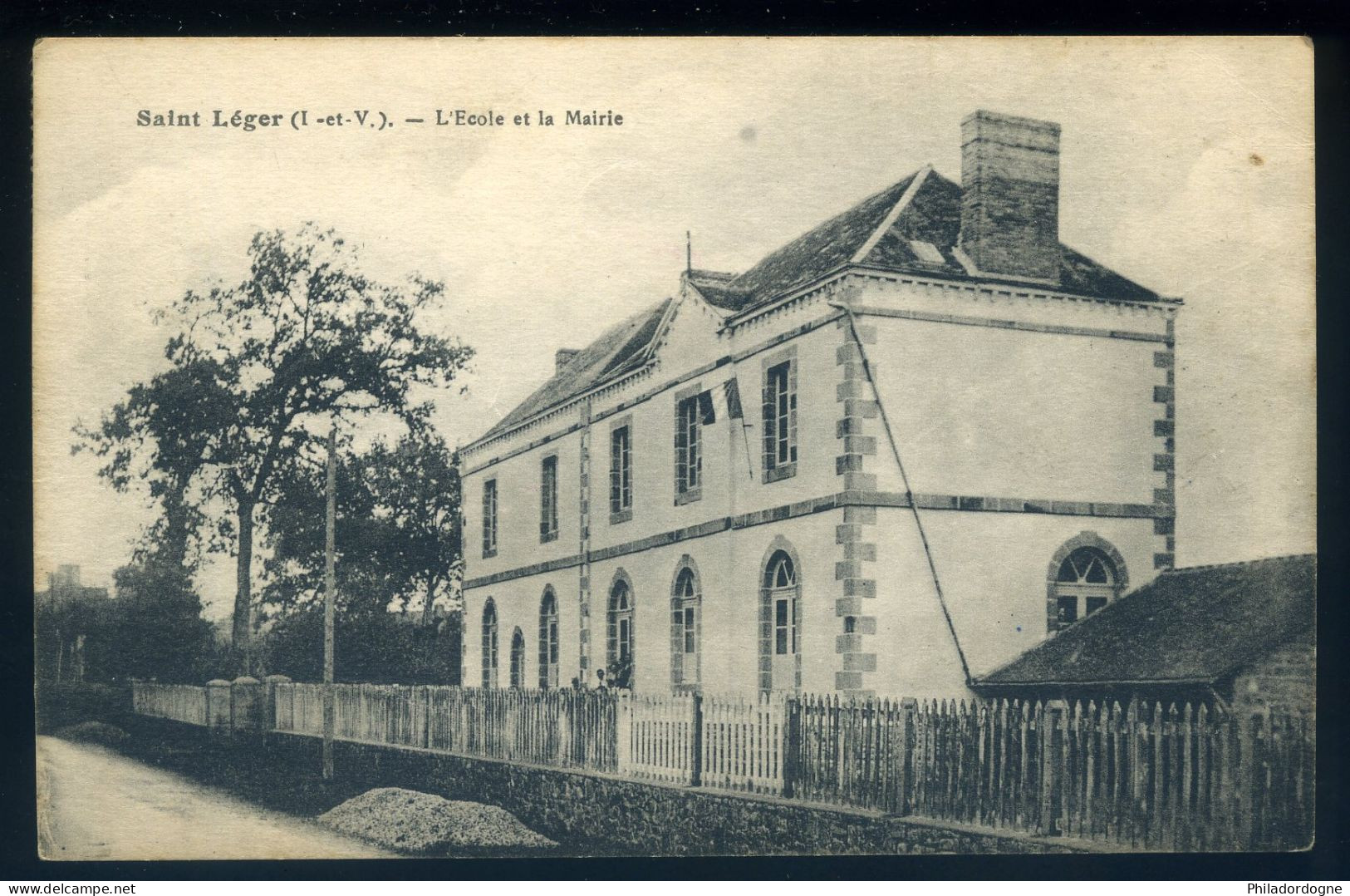 CPA - (35) Saint Léger - L'Ecole Et La Mairie - Autres & Non Classés