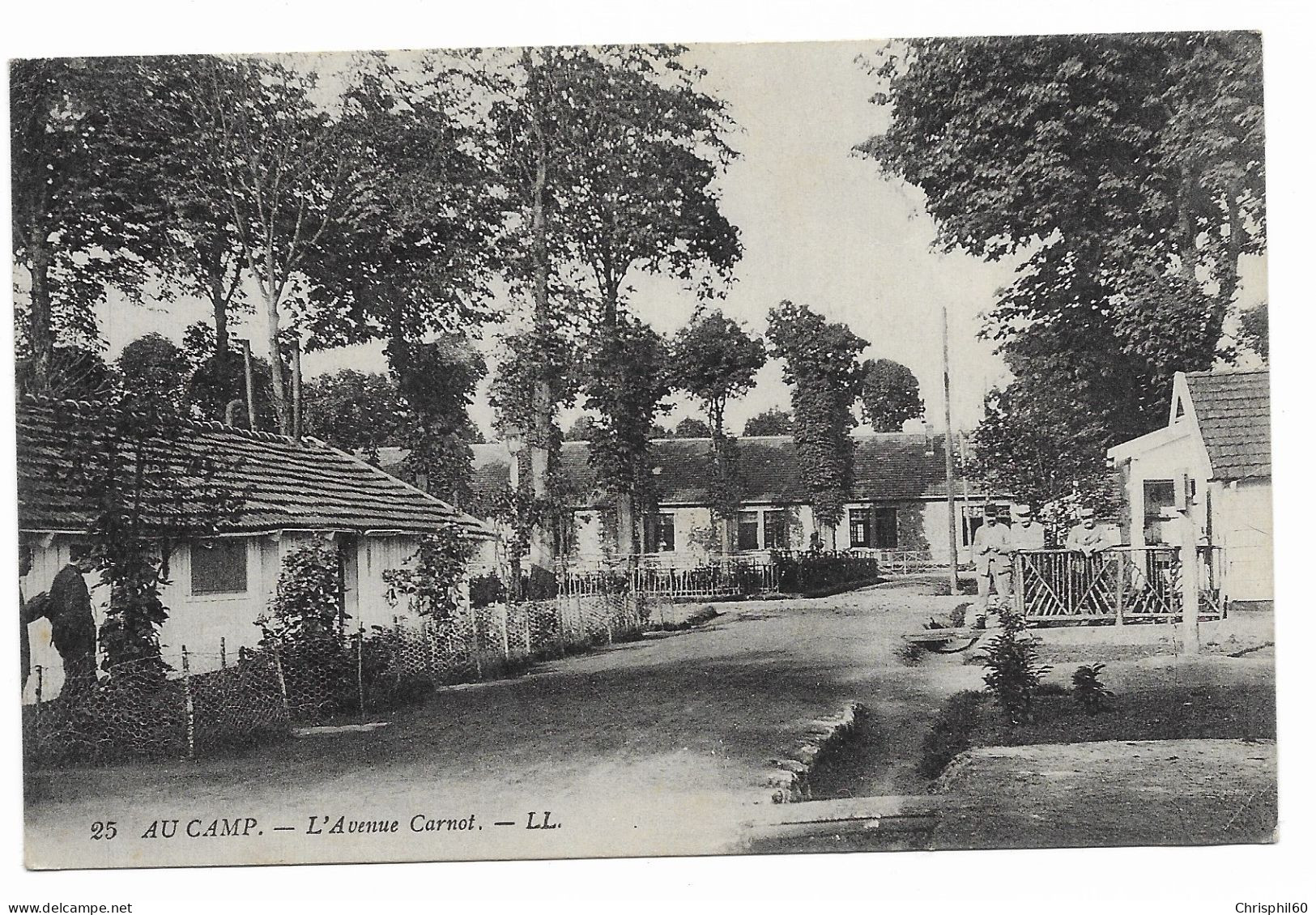 CPA RARE écrite En 1921 - AU CAMP - L'avenue Carnot - Soldats - LL - - Casernes