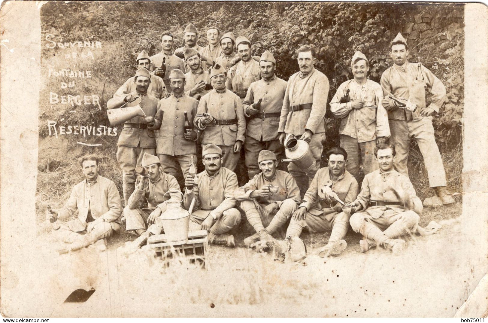 Carte Photo D'une Section De Soldats Francais ( Des Reserviste ) Au Camp De La Fontaine Du Berger Vers 1920 - Guerra, Militares