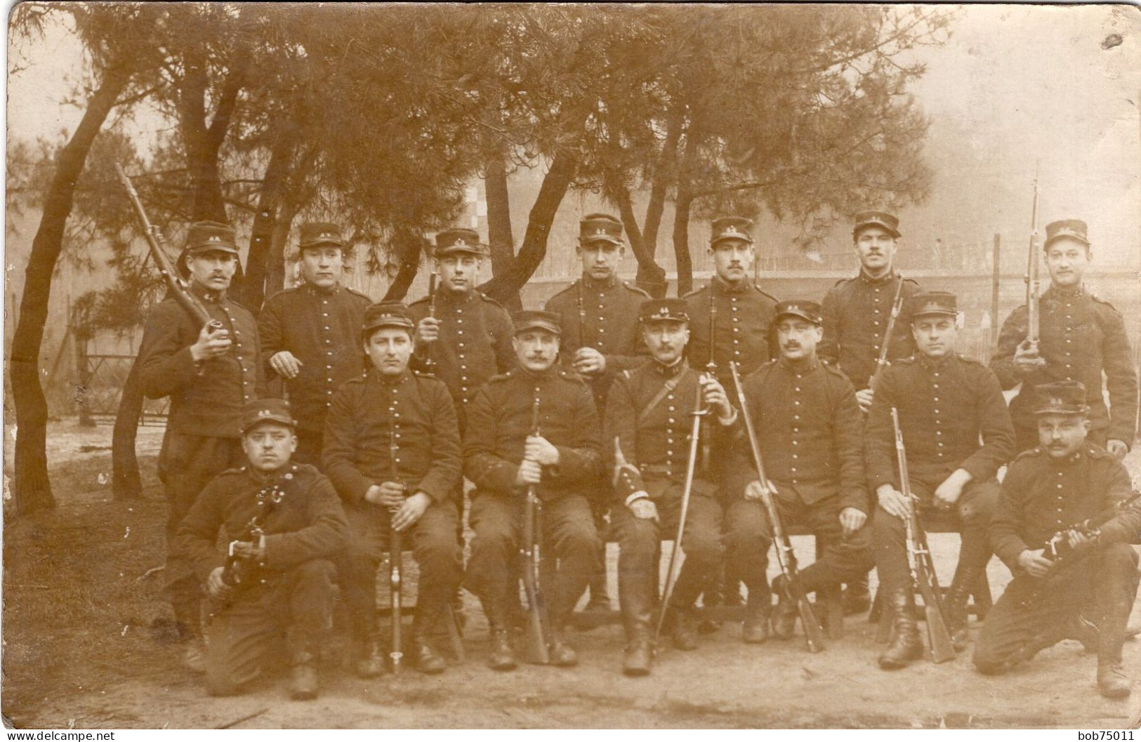 Carte Photo D'une Section De Soldats Francais Du 44 éme Régiment D'infanterie Avec Leurs Fusil Vers 1910 - Guerra, Militares