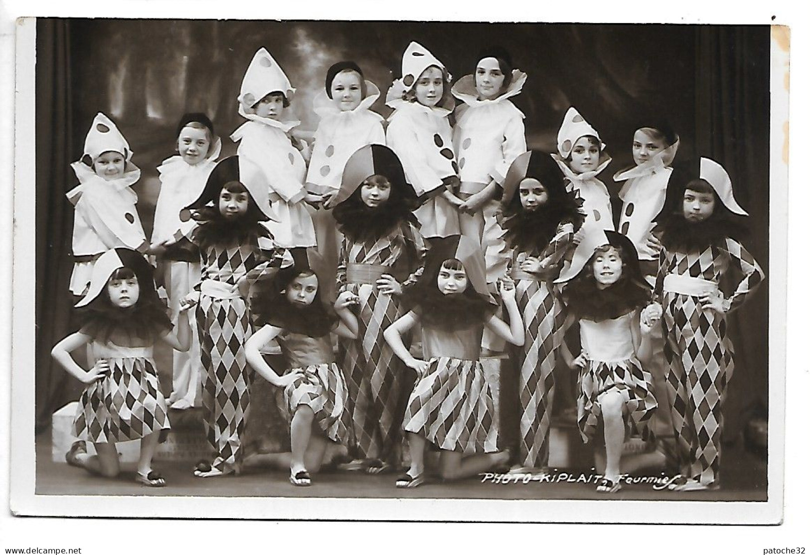 Carte-photo...Fourmies...(nord)...enfants En Costumes D'arlequins Et Pierrots... - Andere & Zonder Classificatie