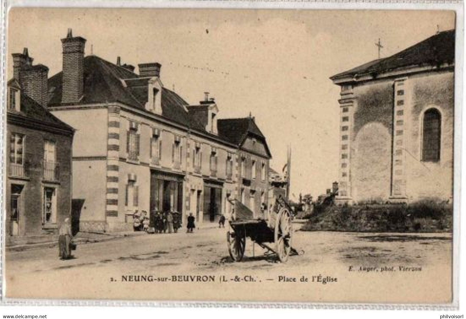 NEUNG SUR BEUVRON PLACE DE L EGLISE COMMERCES ANIMEE - Neung Sur Beuvron