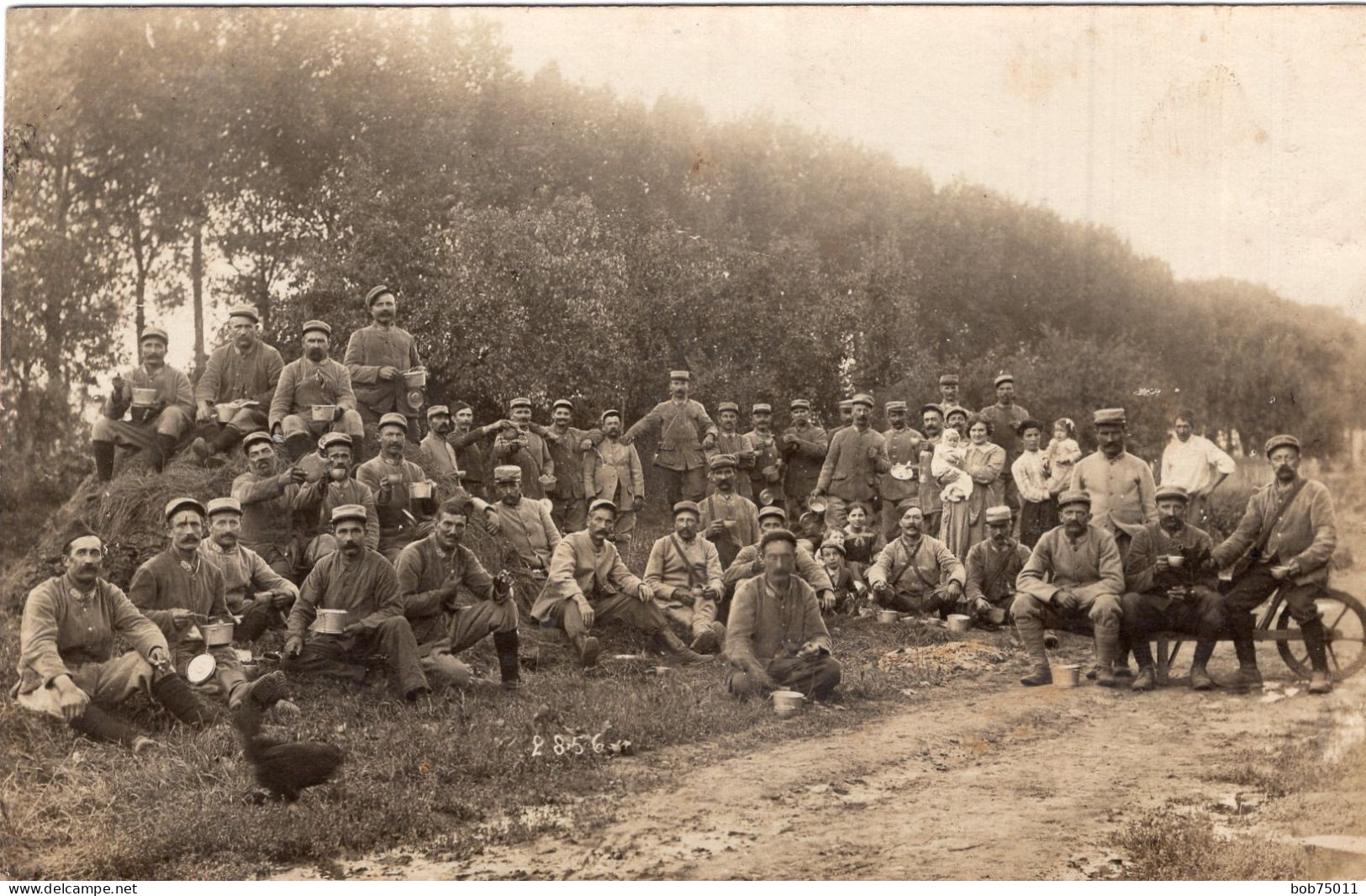 Carte Photo De Soldats Francais Fatigué Se Reposant Et Mangeant Avec Des Civil A L'arrière Du Front En 14-18 - Oorlog, Militair