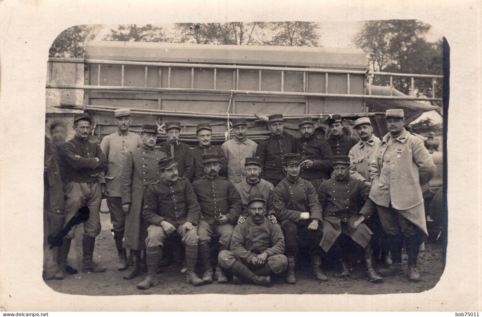 Carte Photo De Sous-officiers Et Soldats Francais Posant Devant Leurs Camion A L'arrière Du Front En 14-18 - Guerra, Militari