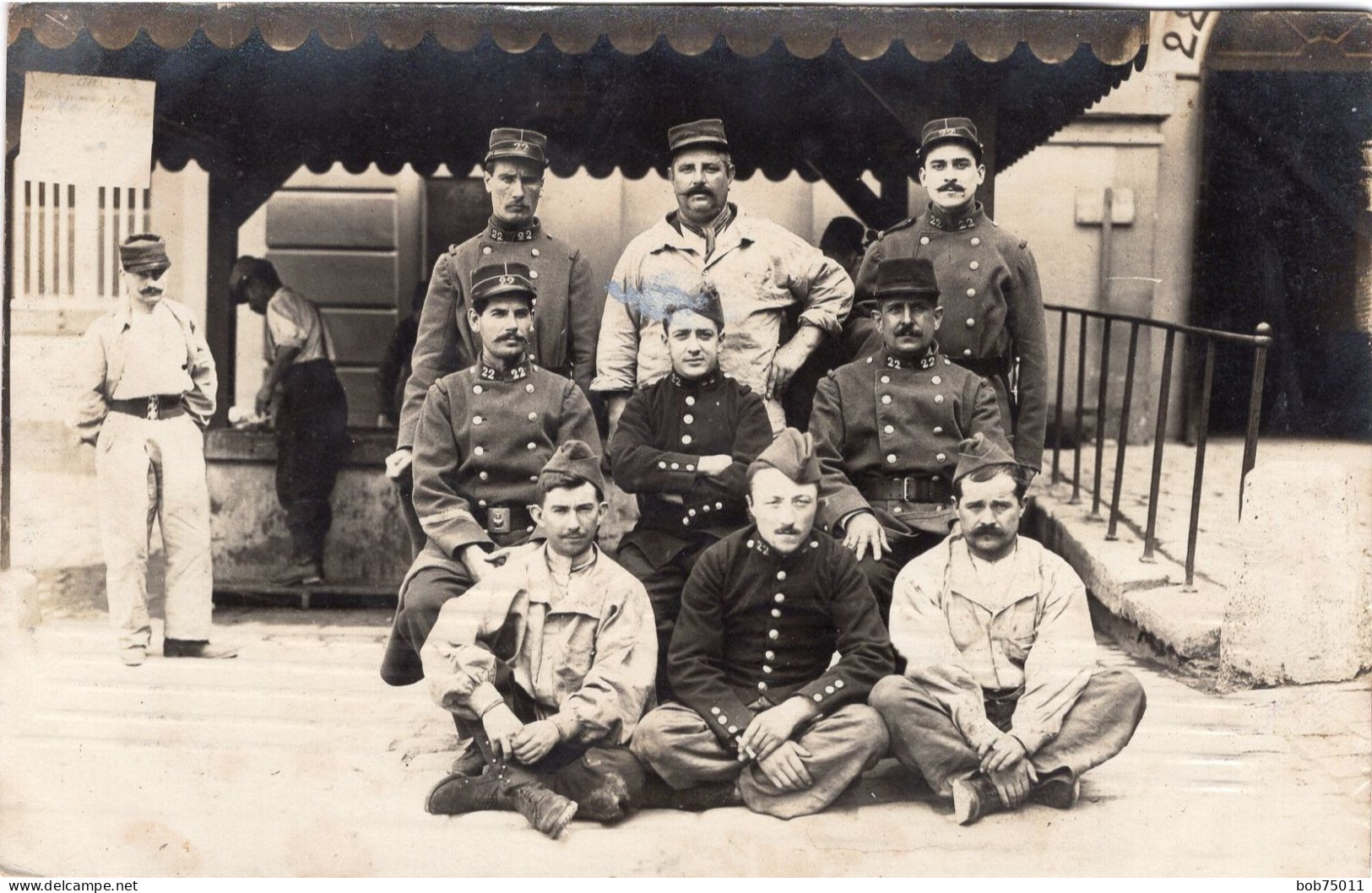 Carte Photo De Sous-officiers Francais Du 22 éme Régiment D'infanterie Posant Dans Leurs Caserne En 1914 - War, Military