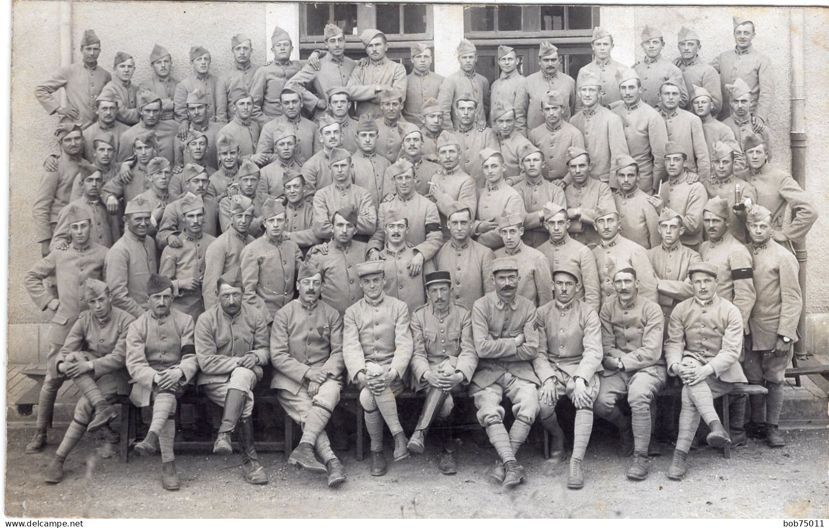 Carte Photo D'une Compagnie De Soldats Francais Avec Leurs Officier Posant Dans Leurs Caserne - Guerra, Militares