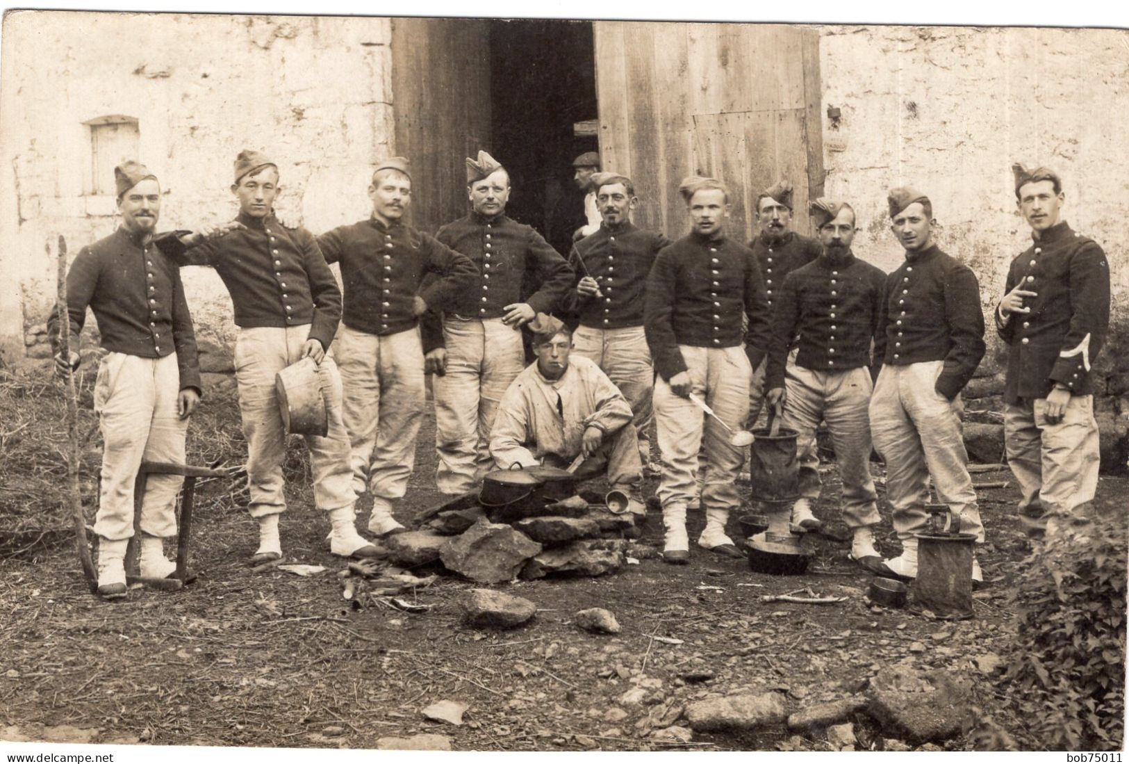 Carte Photo De Soldats Et Un Sous-officiers Francais Faisant La Cuisine Dans Une Ferme En 1910 - Guerre, Militaire