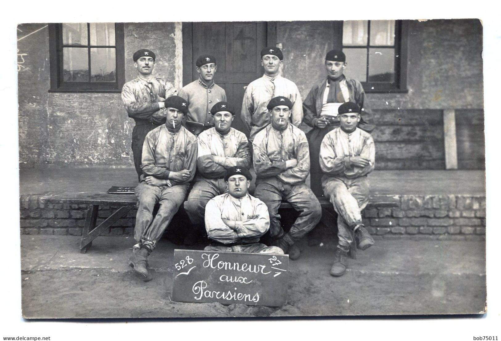 Carte Photo De Soldats Francais ( Des Parisiens ) D'un Régiment D'artillerie Devant Leurs Baraquement En 1927 - Guerra, Militari