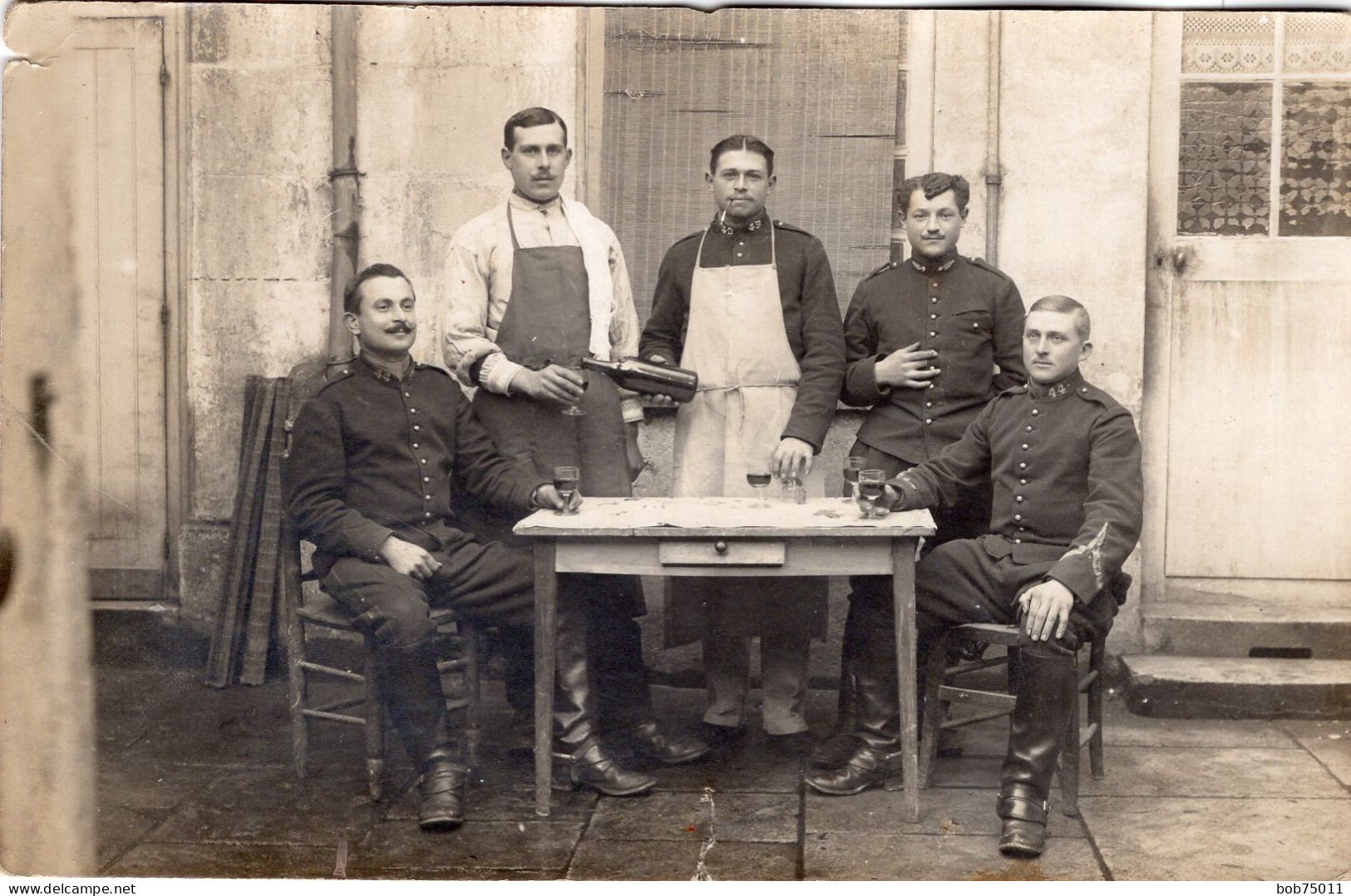 Carte Photo De Sous-officiers Francais Buvant Du Vin Dans Une Ferme A L'arrière Du Front En 14-18 - Oorlog, Militair