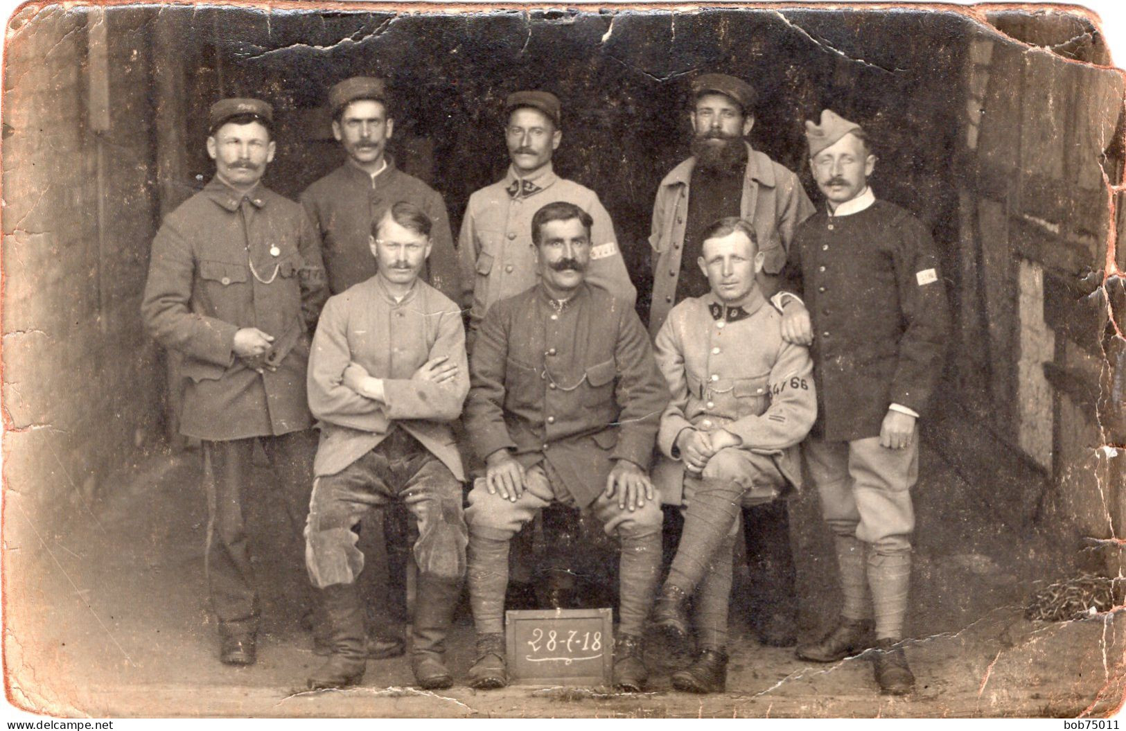 Carte Photo De Sous-officiers Francais Prisonnier Posant Dans Un Camp De Prisonnier En 14-18 - Krieg, Militär