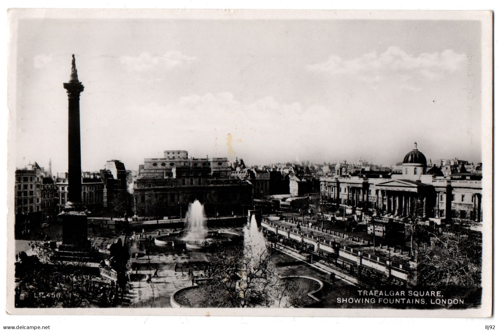 CPSM PF ROYAUME UNI - UK- LONDON - Trafalgar Square, Showing Fountains - Trafalgar Square