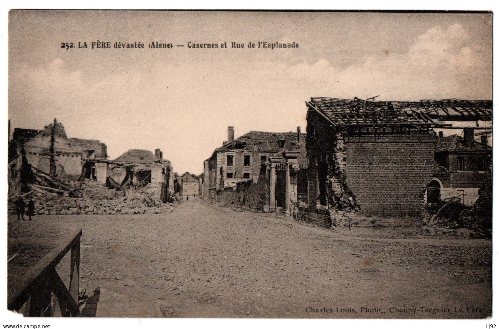 CPA 02 - LA FERE Dévastée (Aisne) - Casernes Et Rue De L'Esplanade - Soissons