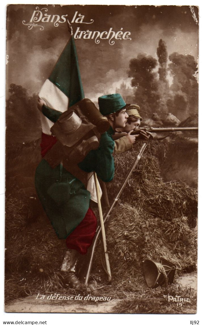 CPA "Dans La Tranchée". La Défense Du Drapeau - "Patrie 19" - Patriotiques