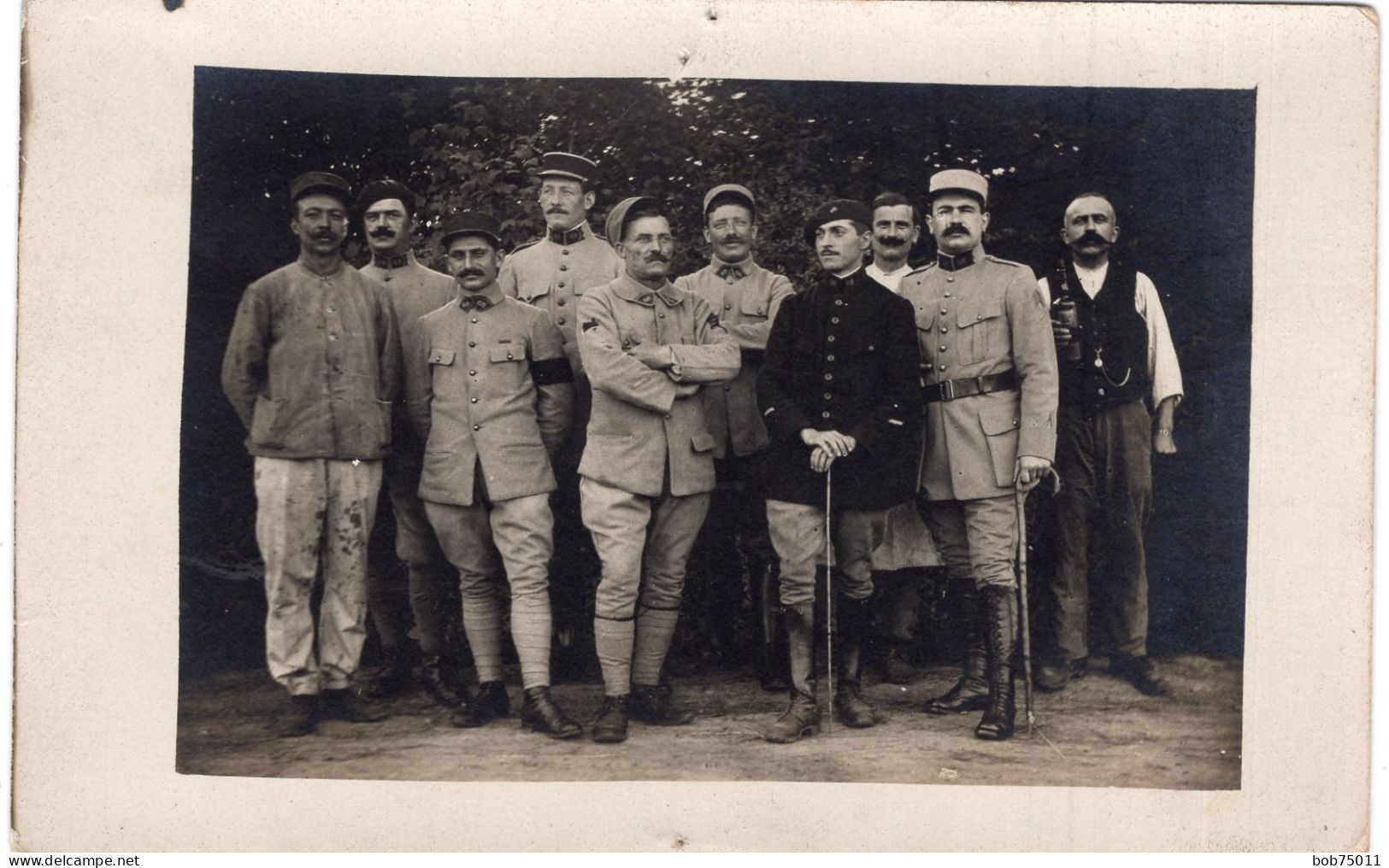 Carte Photo D'officiers Francais Posant Dans Une Ferme A L'arrière Du Front En 14-18 - Guerre, Militaire