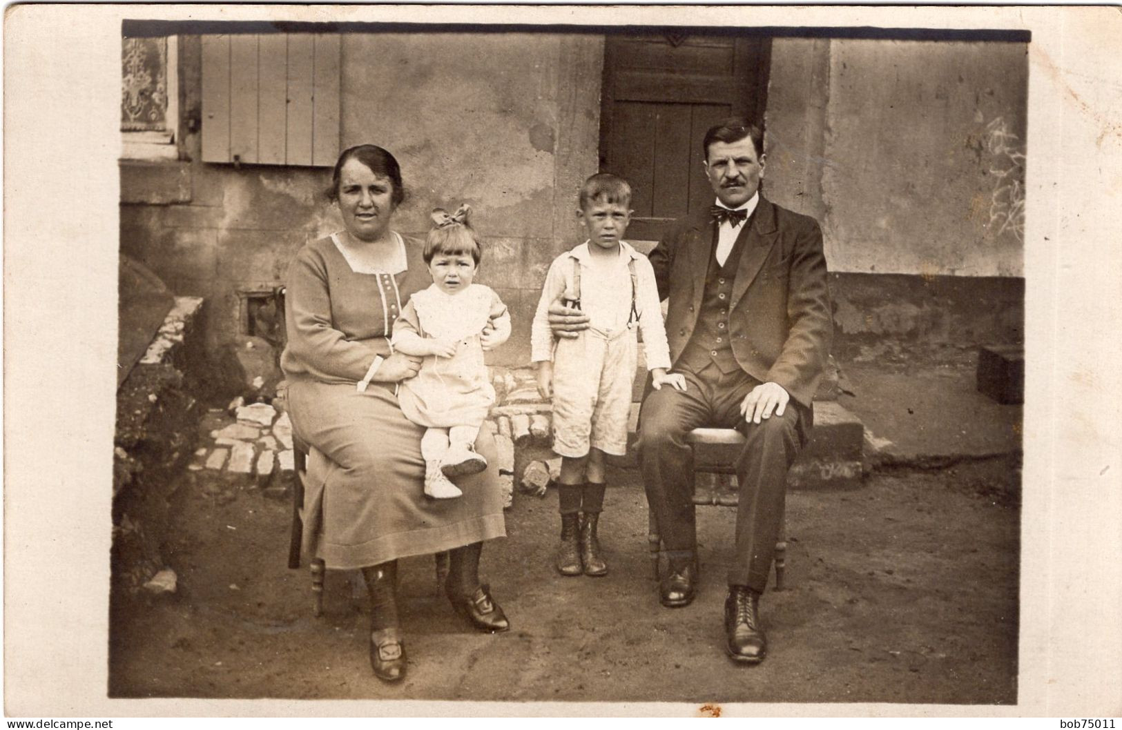 Carte Photo D'une Famille élégante Posant Devant Leurs Maison Vers 1915 - Personas Anónimos