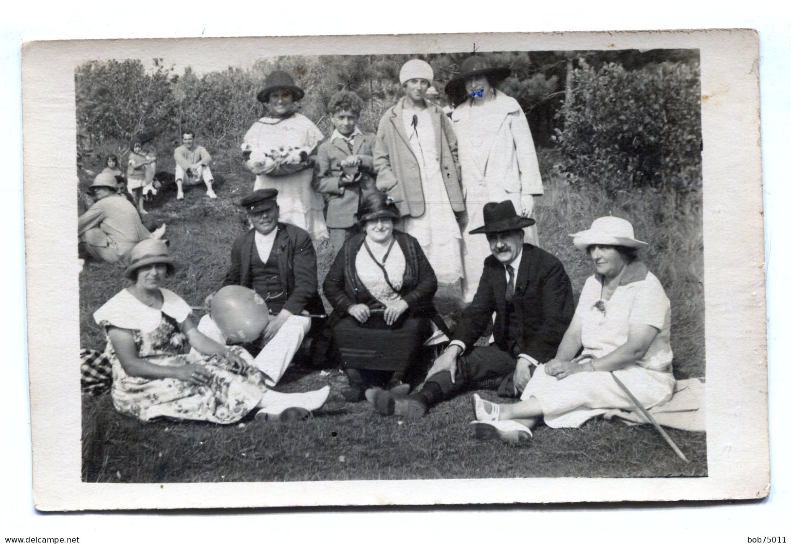 Carte Photo D'une Famille élégante Assise Dans L'herbe A La Campagne Vers 1930 - Personnes Anonymes