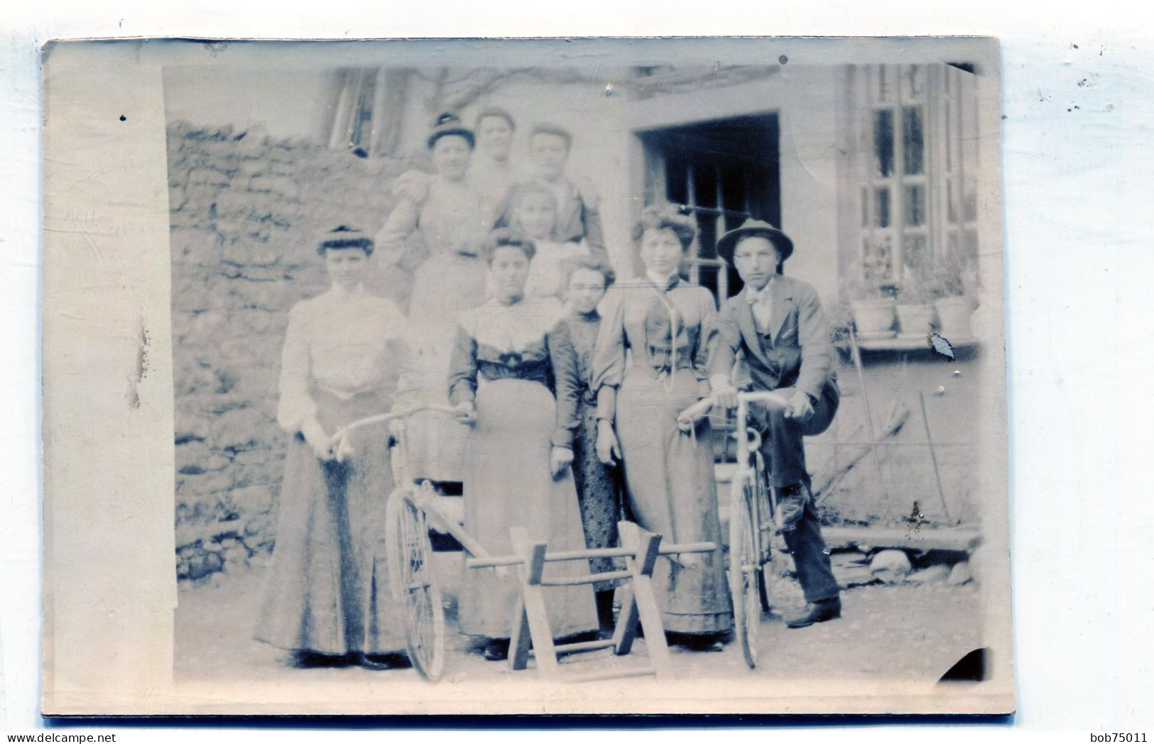 Carte Photo D'une Famille élégante Avec Leurs Deux Vélo Dans La Cour De Leurs Maison Vers 1905 - Personnes Anonymes