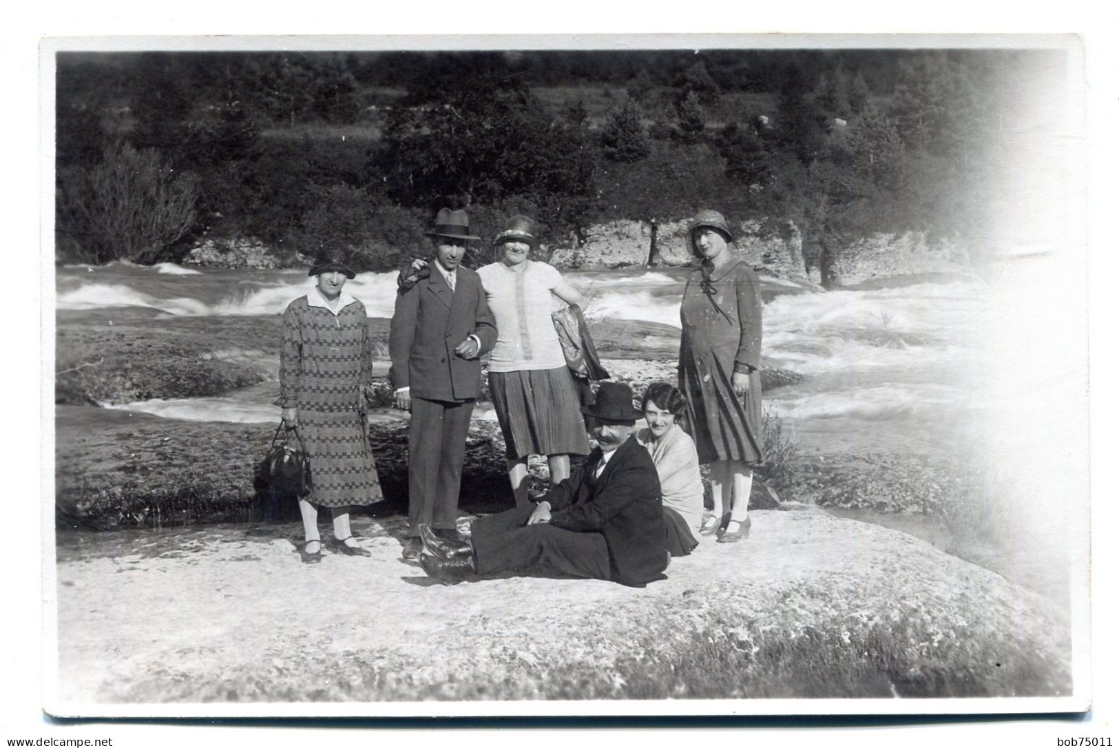 Carte Photo D'une Famille élégante Posant A Coté D'une Rivière A La Campagne Vers 1930 - Personnes Anonymes