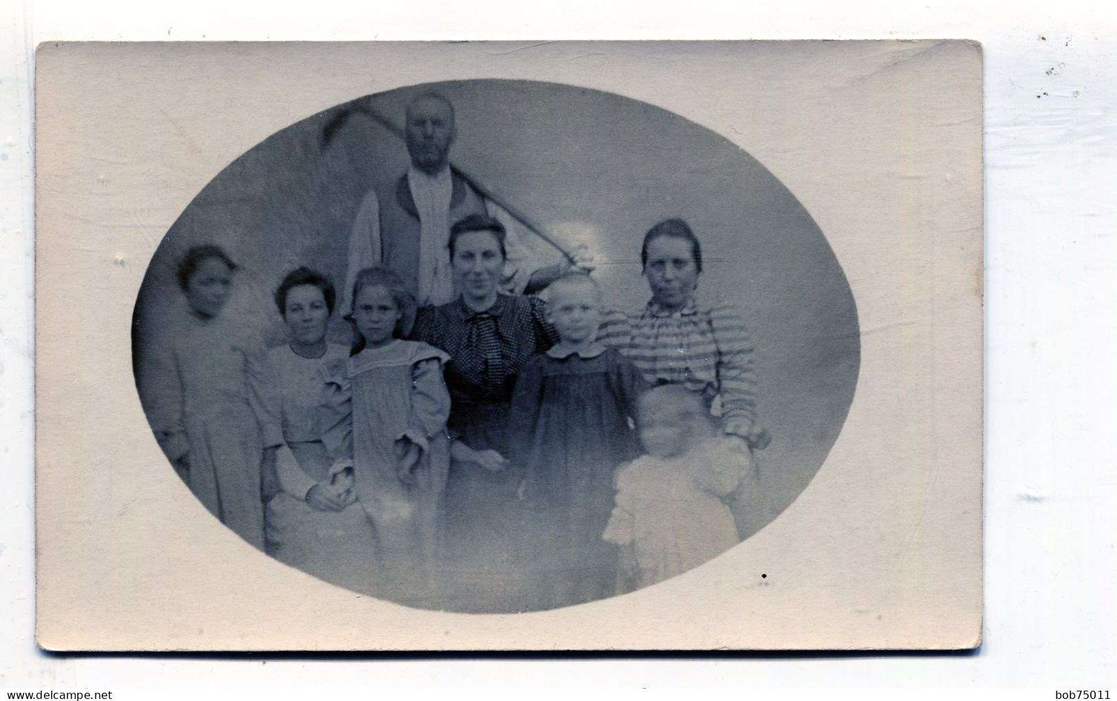 Carte Photo D'une Famille élégante Posant Dans La Cour De Leurs Maison Vers 1920 - Personas Anónimos
