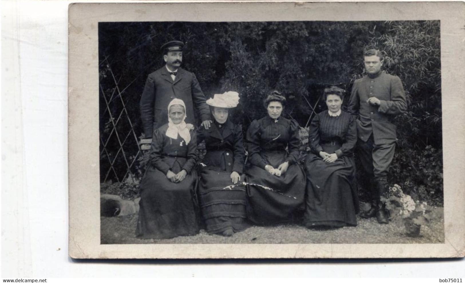 Carte Photo D'une Famille élégante Posant Dans Leurs Jardin En 1908 - Personas Anónimos