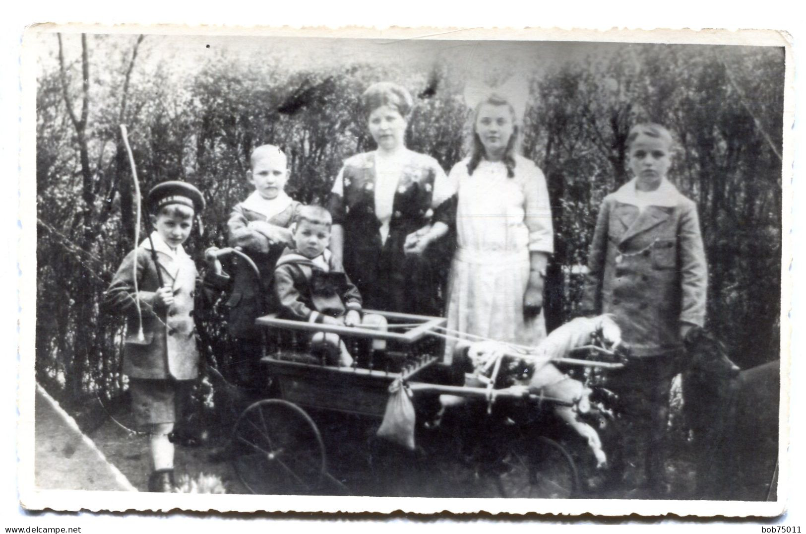 Carte Photo D'une Femme élégante Avec Ces Jeune Enfants Et Un Cheval A Pédale Dans Leurs Jardin Vers 1920 - Personnes Anonymes