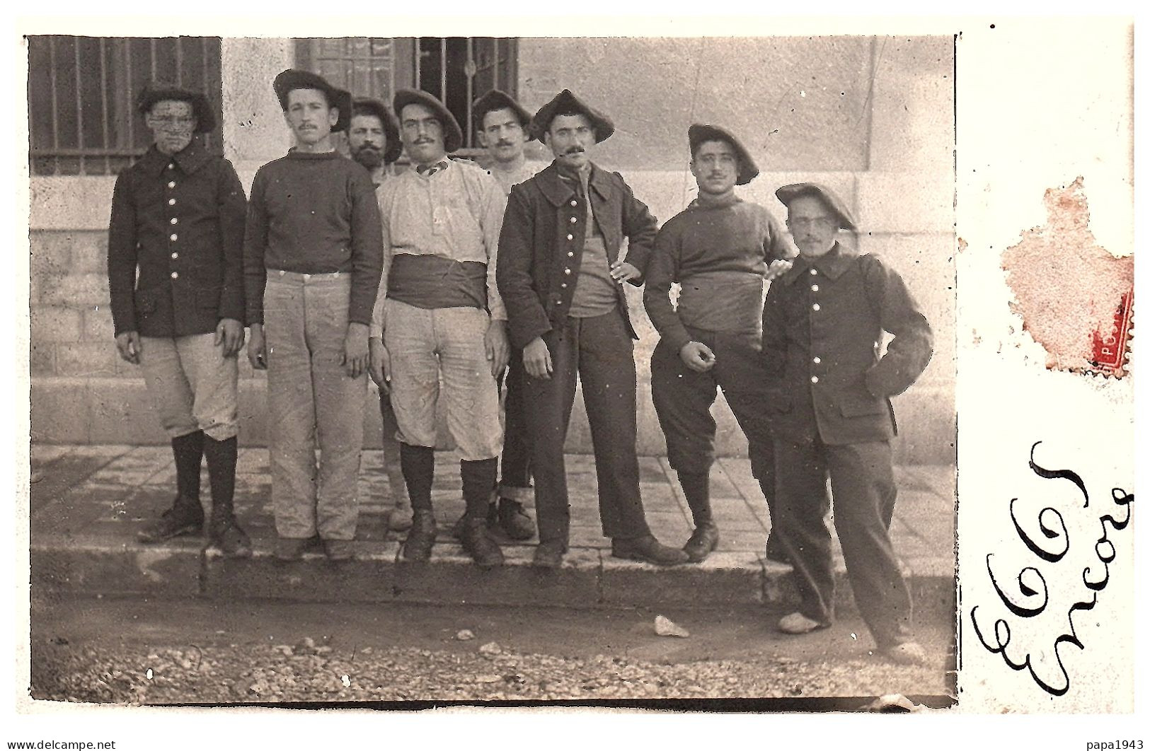 Groupe De CHASSEURS ALPINS  Au Repos Avec Tenues Différentes - Guerre, Militaire