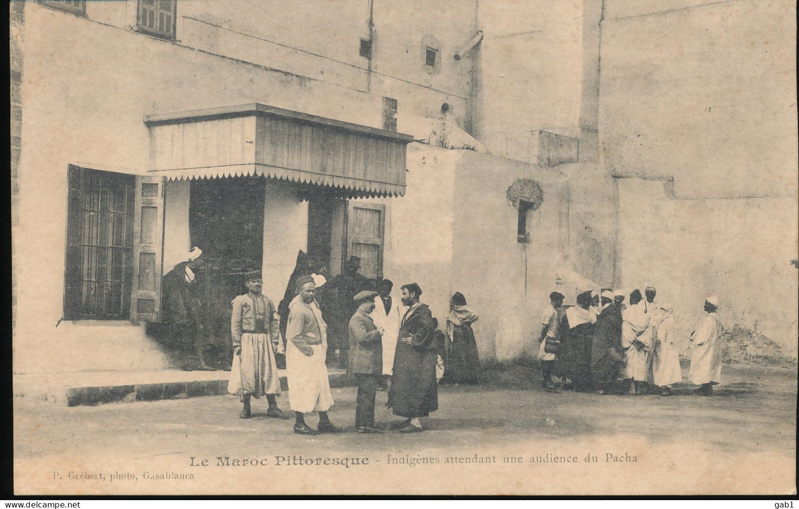 Maroc -- Indigenes Attendant Une Audience Du Pacha - Marrakesh