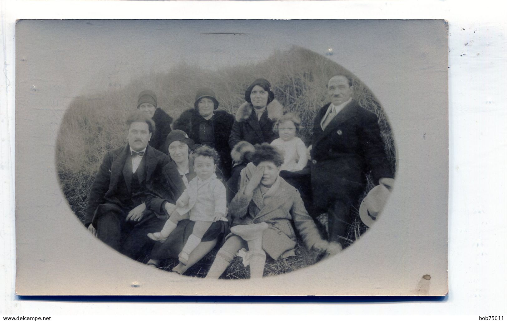 Carte Photo D'une Famille élégante A La Campagne En 1931 - Personas Anónimos