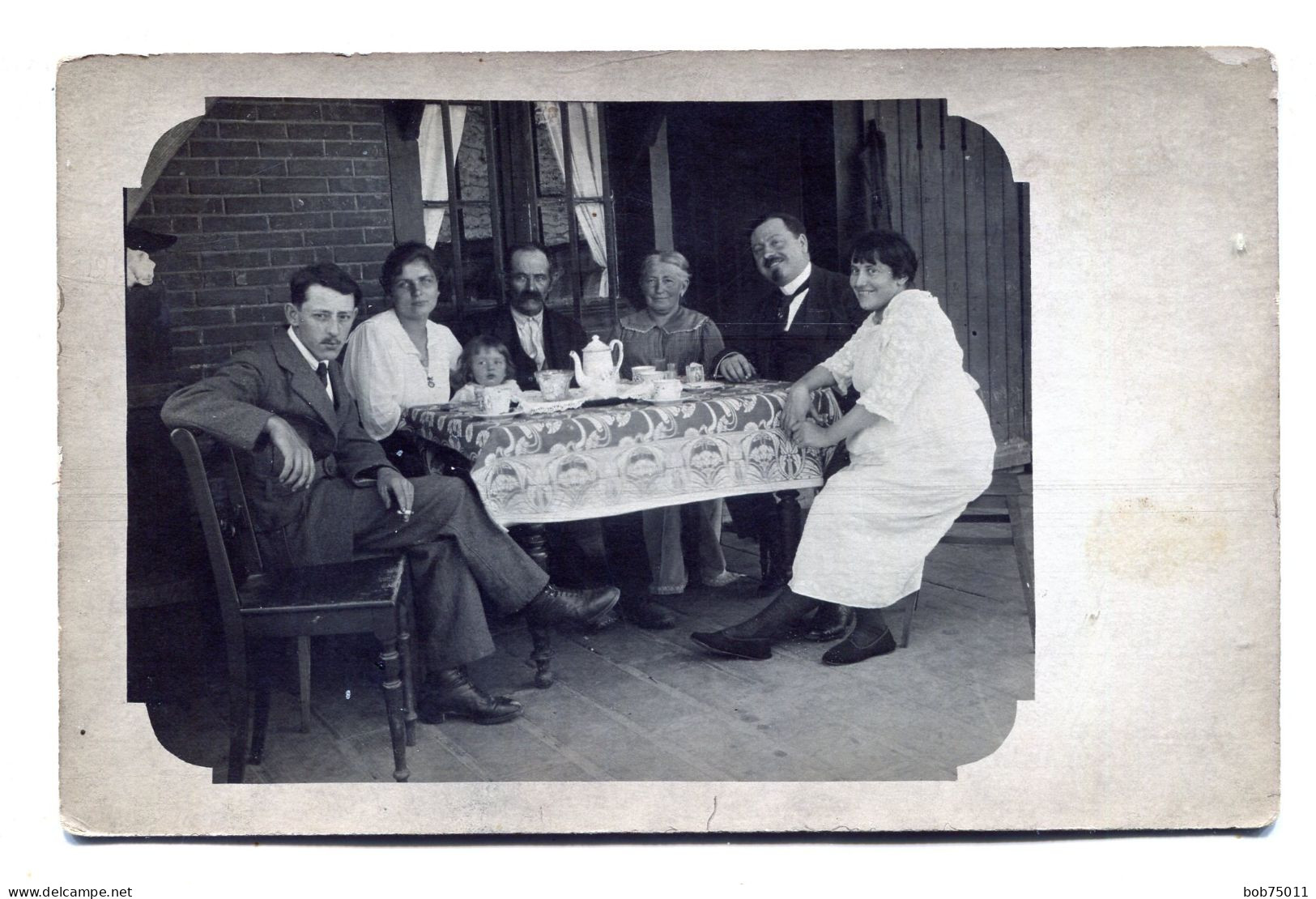 Carte Photo D'une Famille élégante  Prennent Le Café Devant Leurs Maison Vers 1910 - Personnes Anonymes