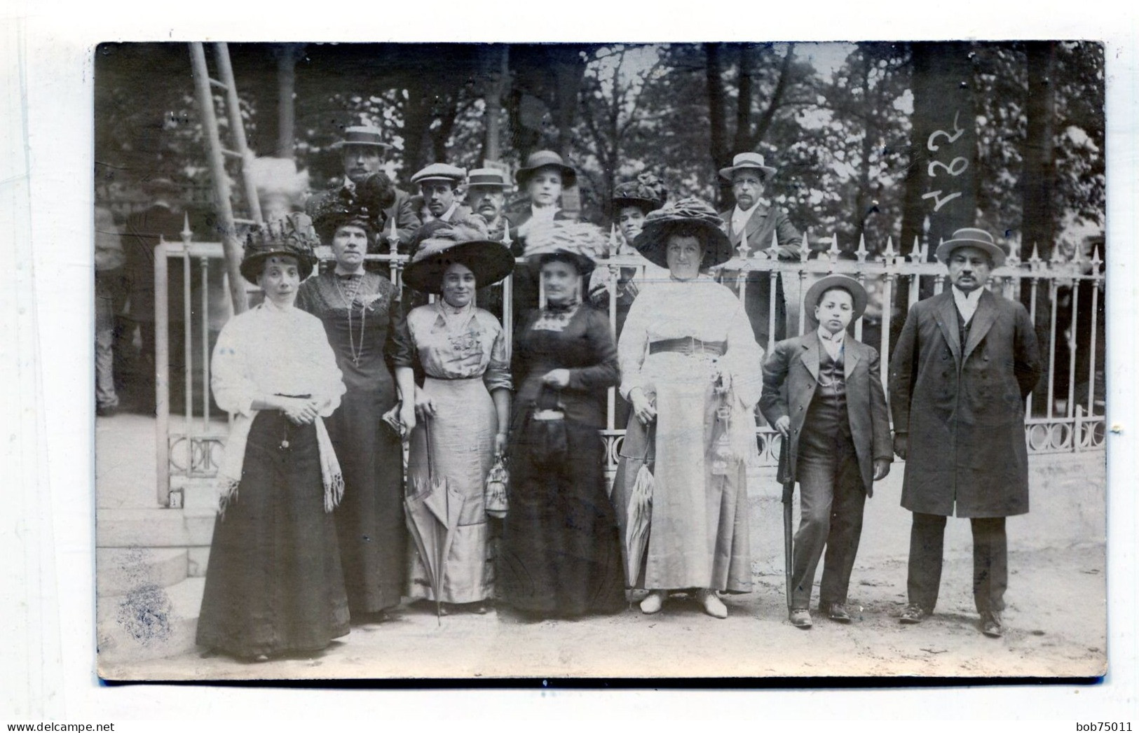 Carte Photo D'une Famille élégante Posant Dans Un Jardin Public Vers 1905 - Personnes Anonymes