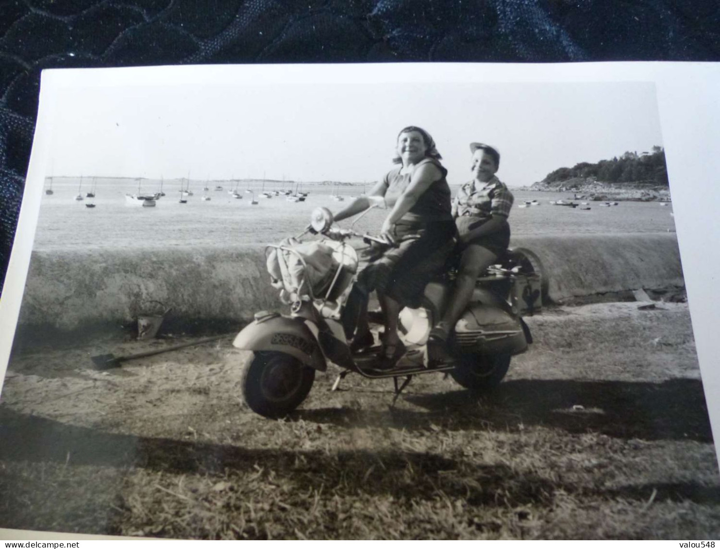 P-560 - Photo, Scooter,  Un Piaggio Vespa Des Années 60 En Bord De Mer - Coches